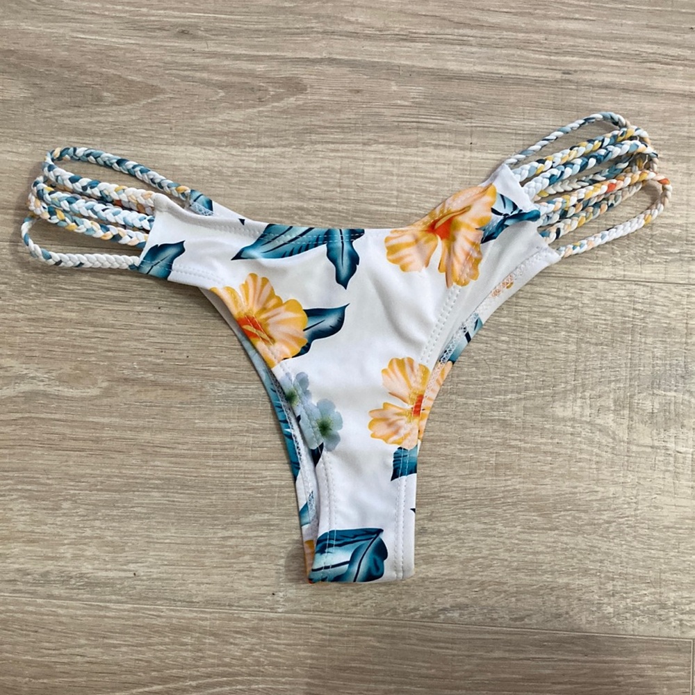 ZAFUL floral bikini bottom. Women’s Small
